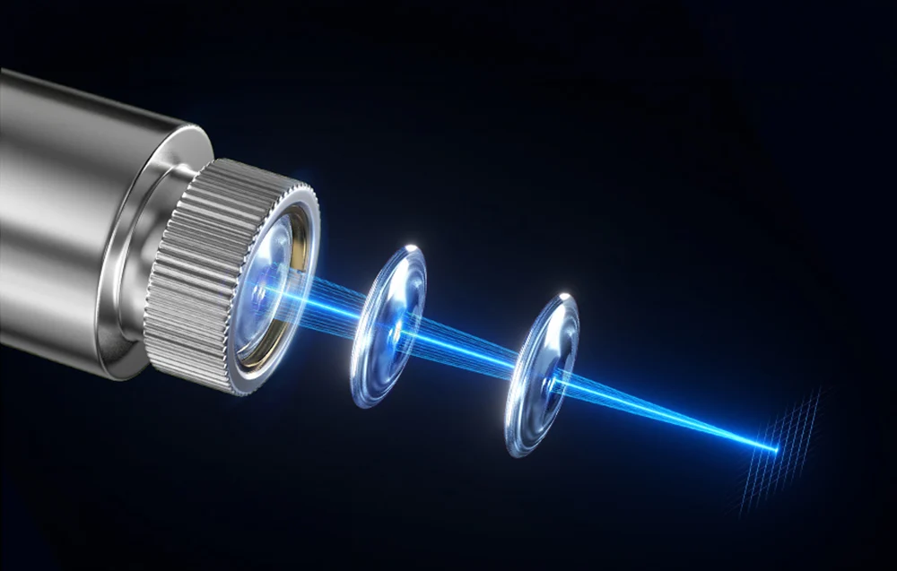Pojedyncza dioda laserowa z układem soczewek FAC ukryta wewnątrz wytrzymałego, cylindrycznego modułu tnącego.
